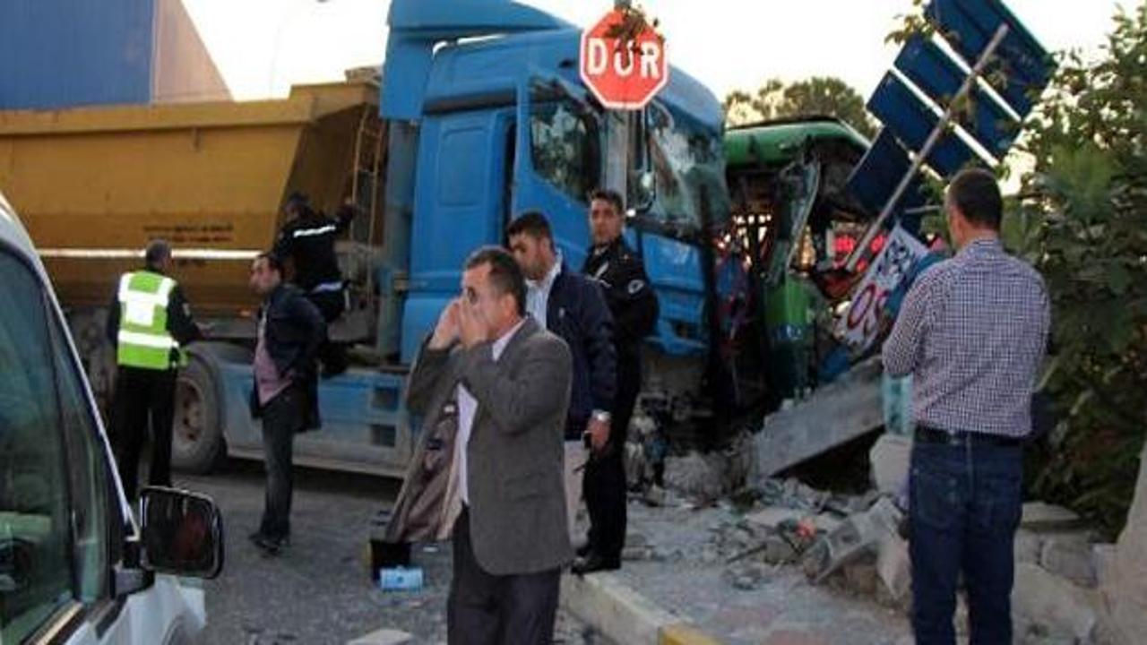 İETT otobüsü kaza yaptı: 1 ölü, 10 yaralı