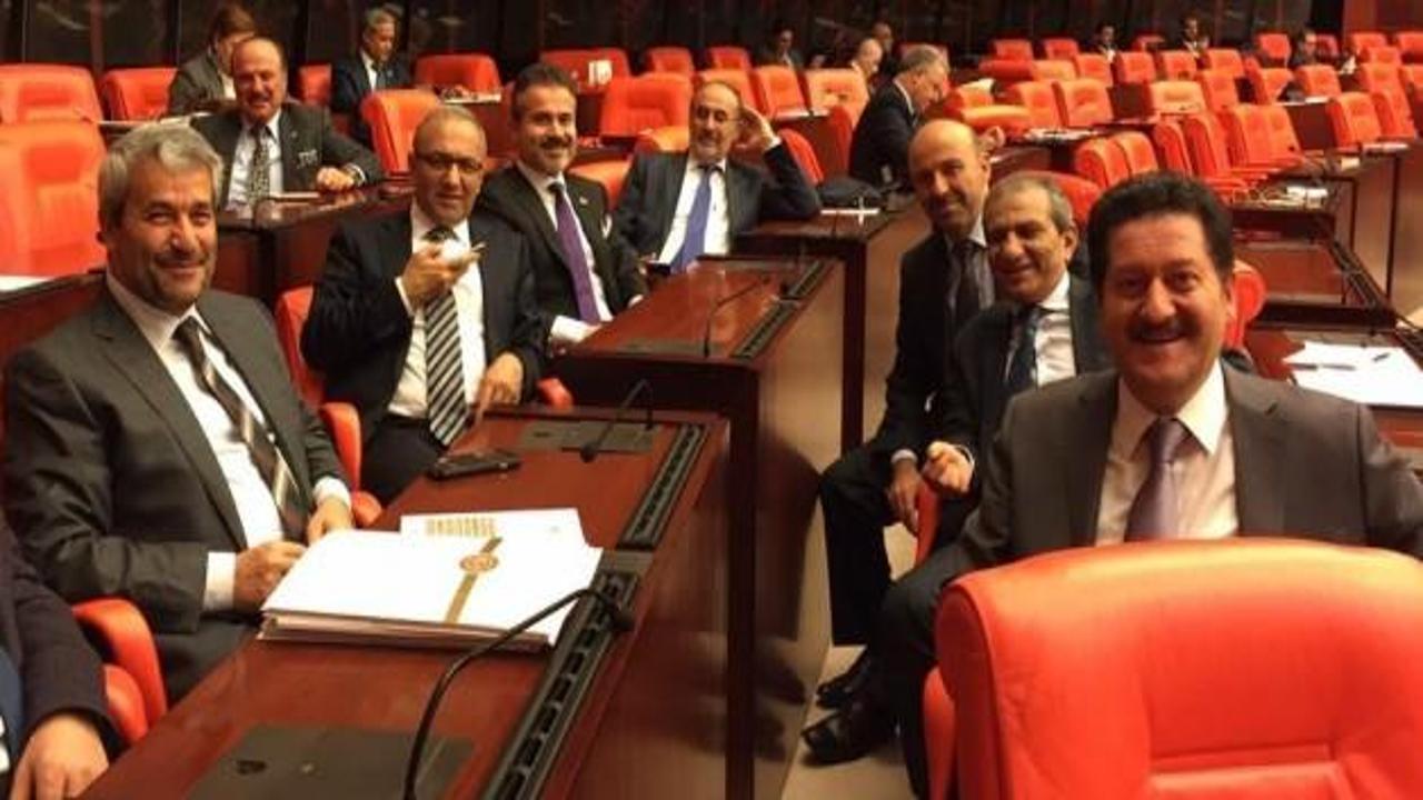 AK Parti'nin '3 dönem'likleri selfie çektirdi