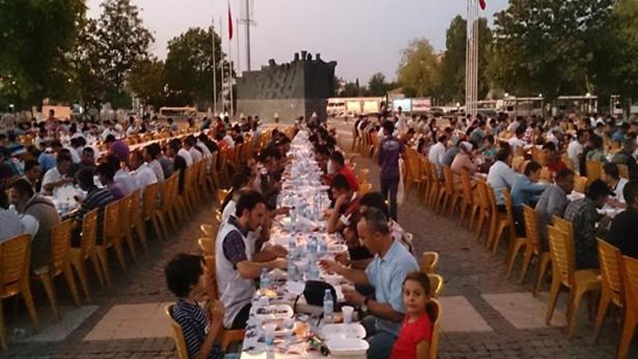 Başakşehir'de 7 bin kişi aynı sofrada iftar yaptı
