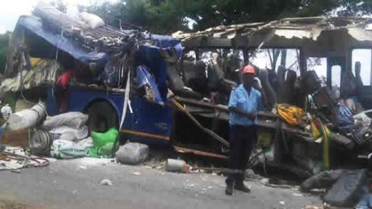 İki yolcu otobüsü çarpıştı: 24 ölü!