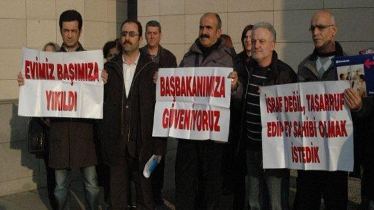 İlgin&ccedil; eylem! Eş zamanlı donlarını bırakacaklar