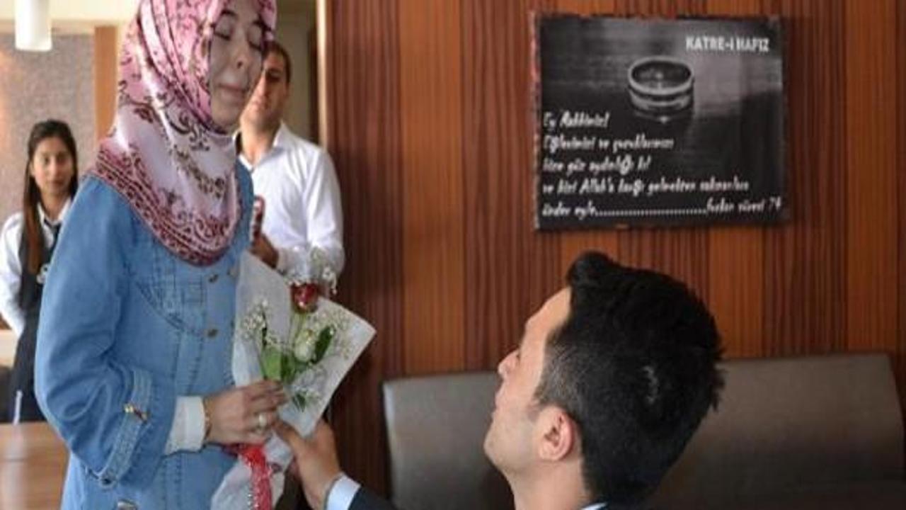 İmamdan pastanede diz çökerek evlilik teklifi