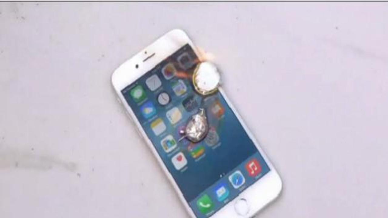 iPhone 6'nın &uuml;zerine eritilmiş al&uuml;minyum d&ouml;k&uuml;l&uuml;rse