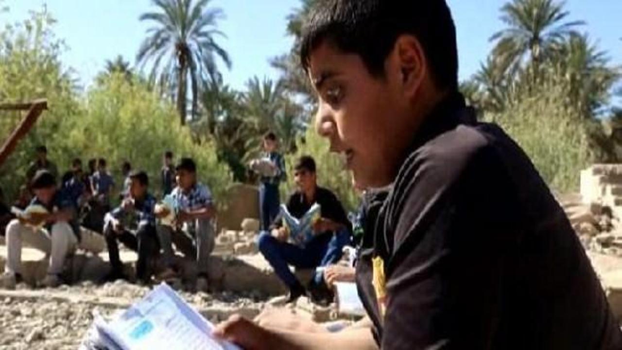 Iraklı öğrenciler enkazda eğitim görüyor
