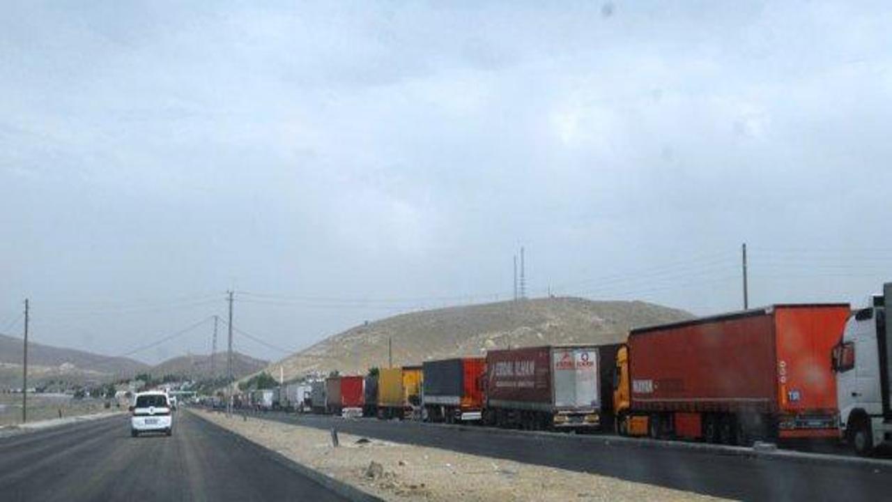 İran sınırında 12 kilometrelik tır kuyruğu