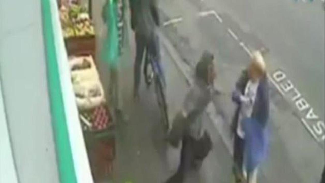 Irk&ccedil;ı ifade kullanan adamı tek yumrukta &ouml;ld&uuml;rd&uuml;