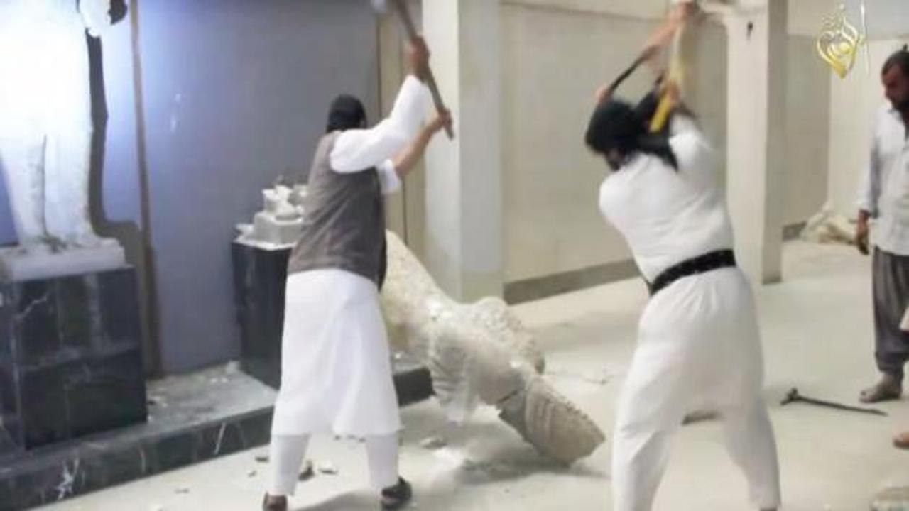 IŞİD Ninova'da bir müzede heykelleri yıktı