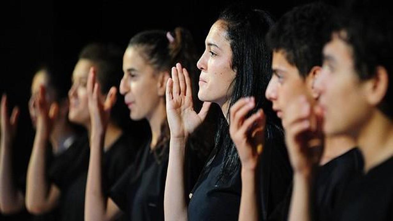 İşitme engellilerden işaret diliyle konser