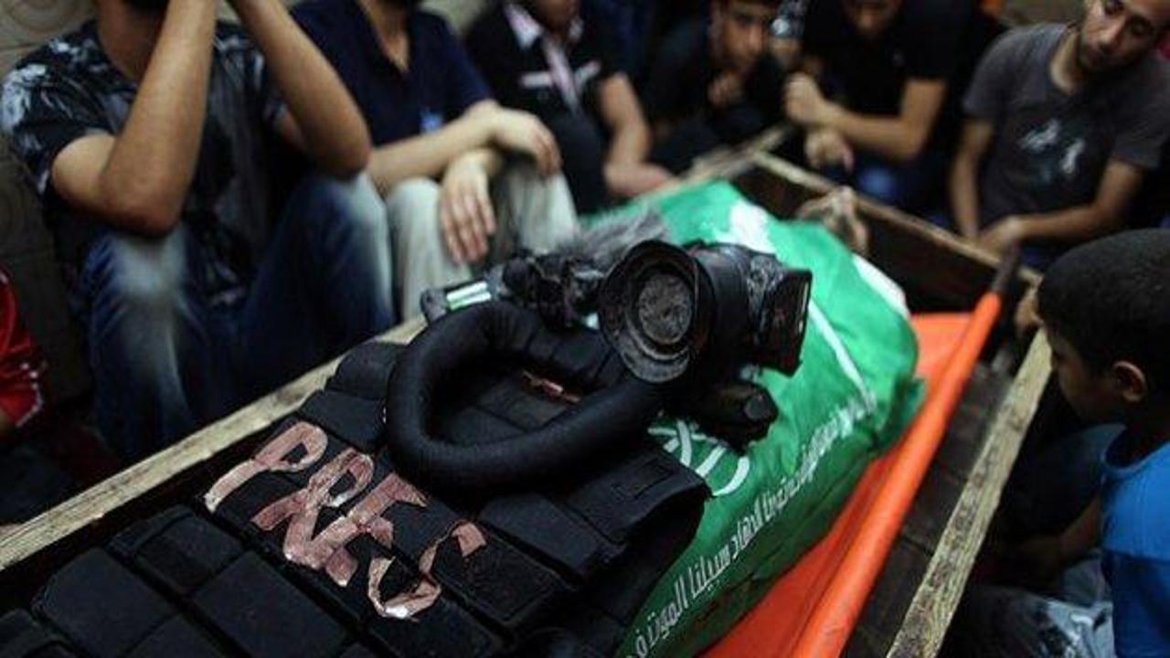   İsrail, Gazze'de gazetecileri de vurdu
