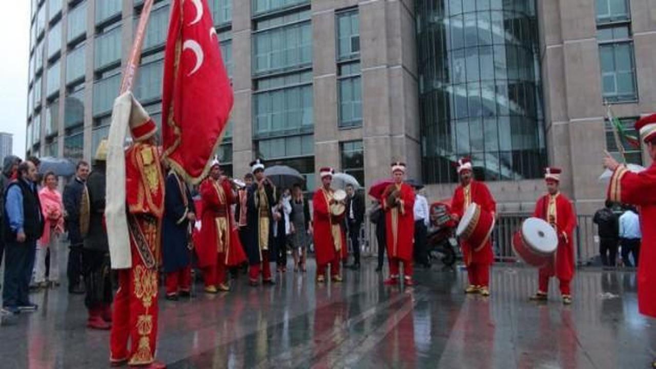 İstanbul Adliyesi'nde mehteranlı eylem