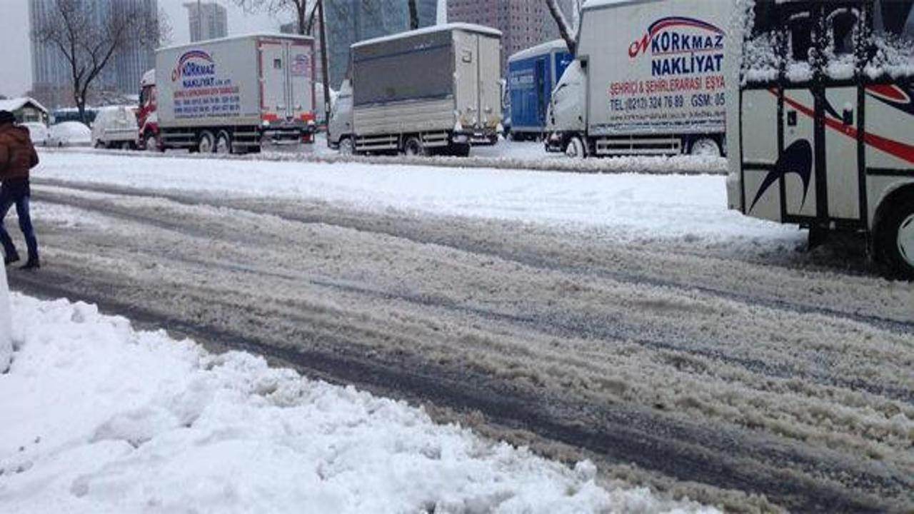İstanbul'da kar tekrar başladı trafik yoğunlaşıyor
