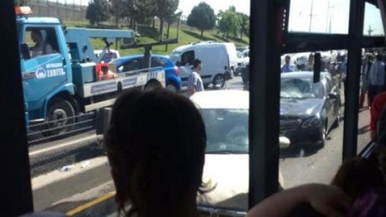 İstanbul'da metrobüs yolunda feci kaza!