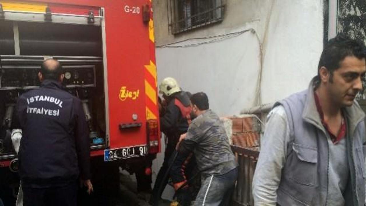 İstanbul'da yangın paniği! İki katlı ev yandı