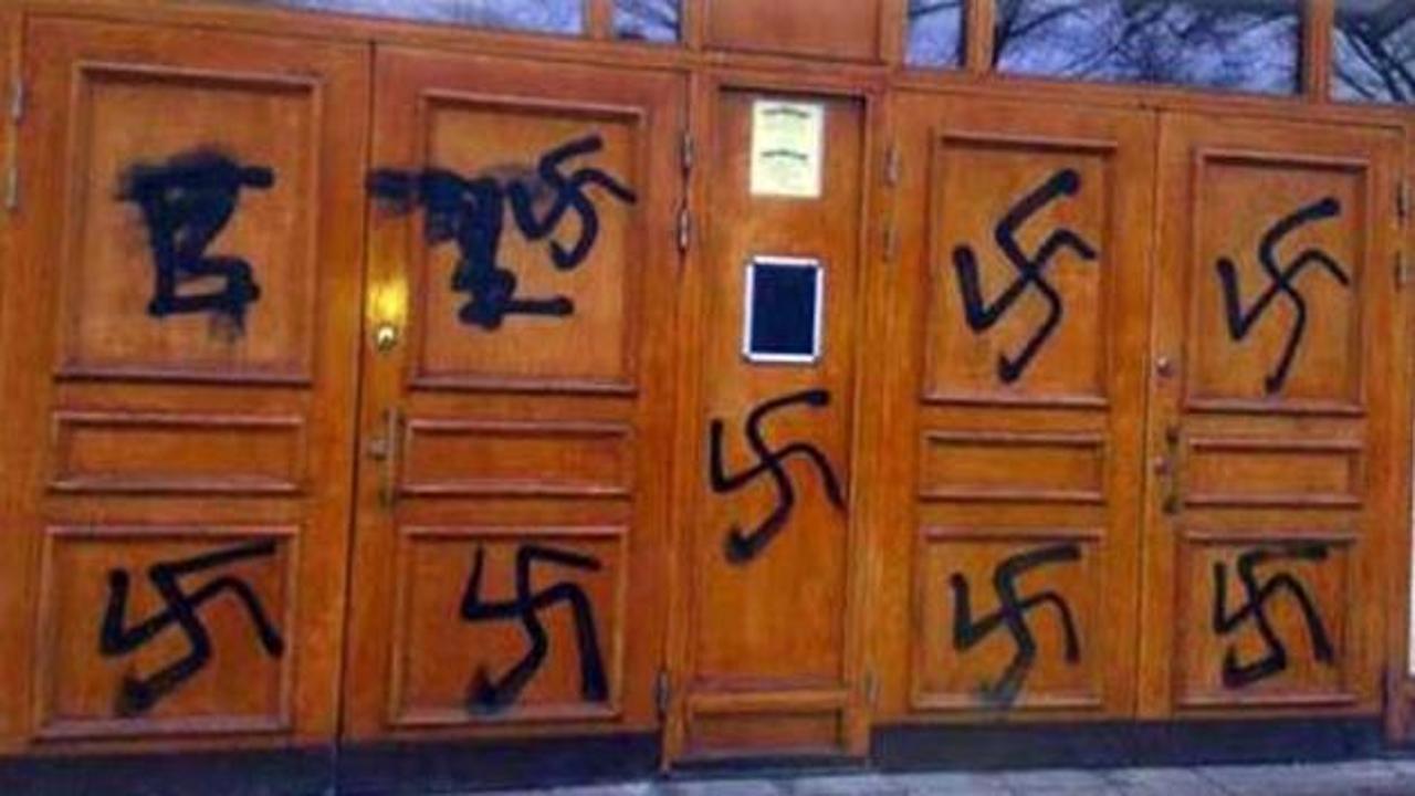 İsveç'te cami kapısına ‘gamalı haç'