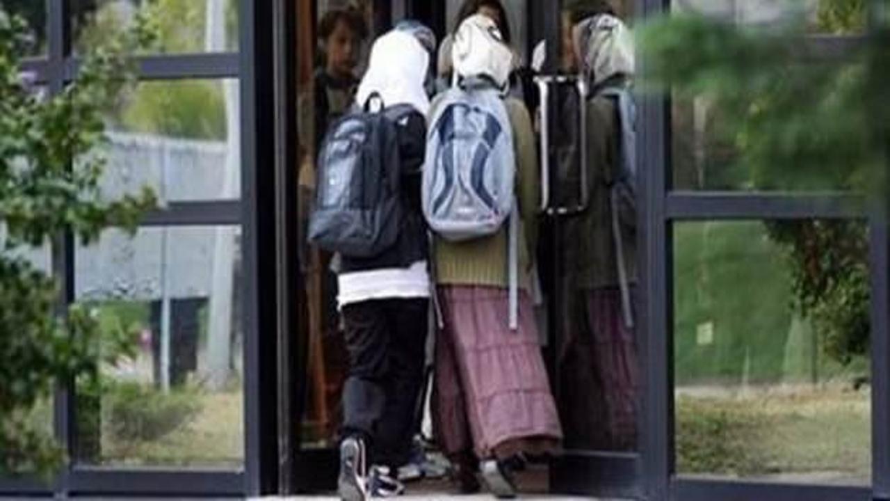 İsvi&ccedil;re'de baş&ouml;rt&uuml;l&uuml; &ouml;ğrenci okula alınmadı