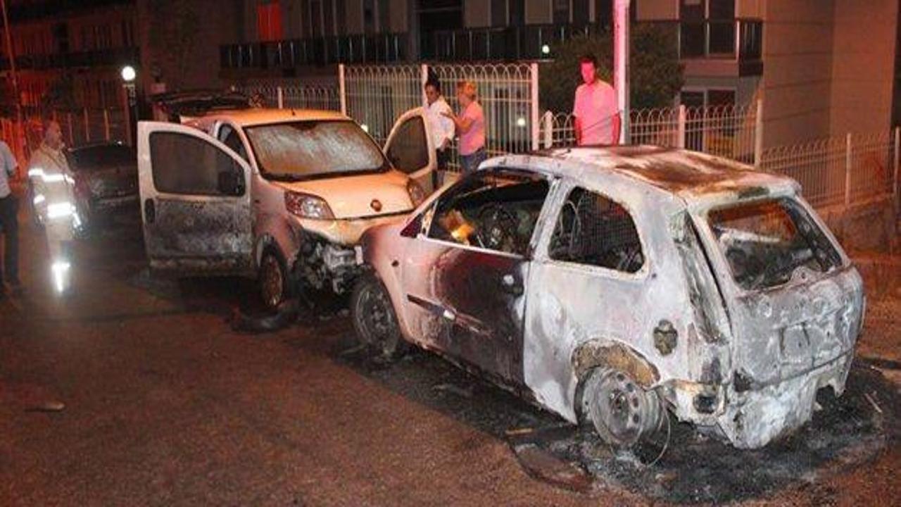 İzmir'de 3 otomobil kundaklandı