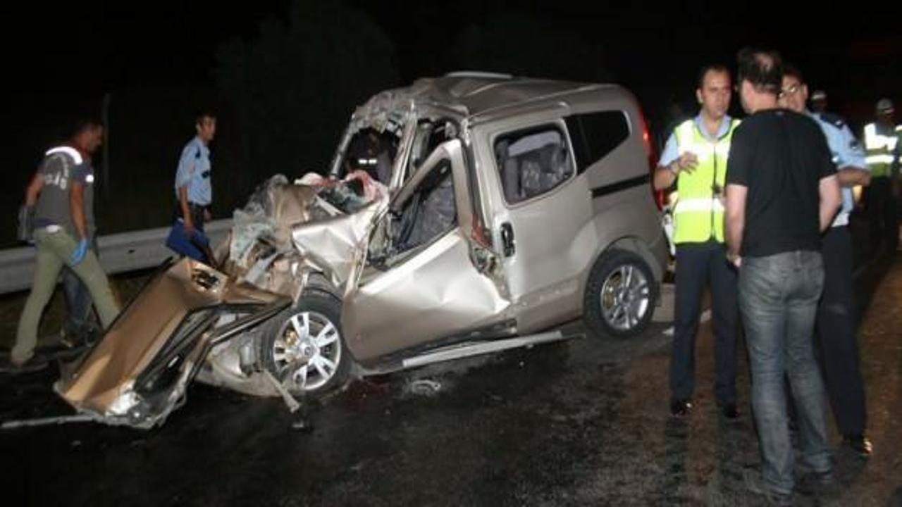 İzmir'de kamyonet tıra çarptı: 3 ölü