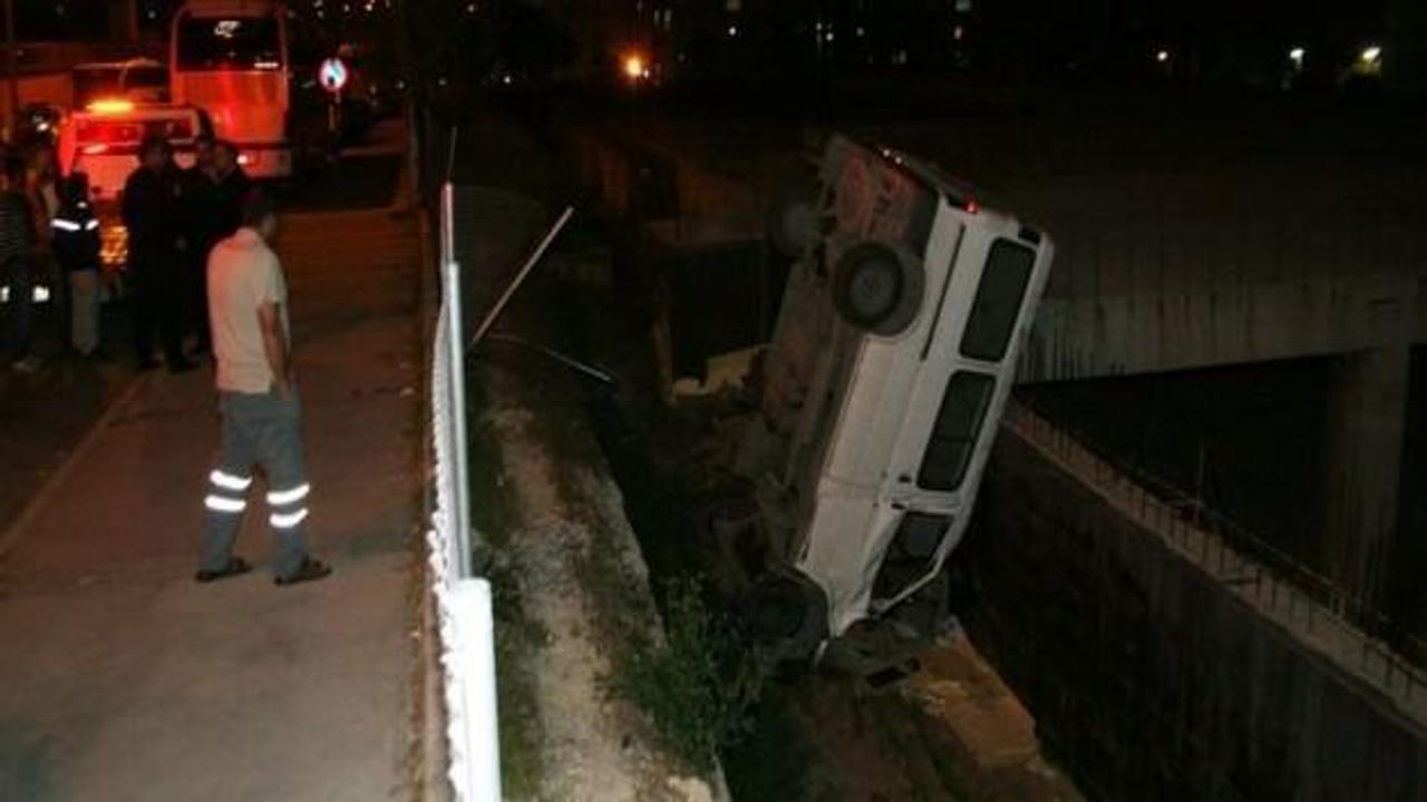 İzmir'de minibüs devrildi: 2 yaralı 