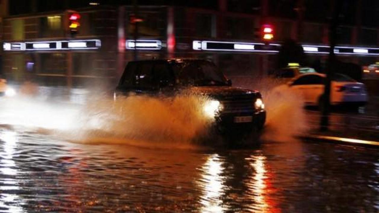 İzmir'de sağnak yağış su baskınlarına neden oldu