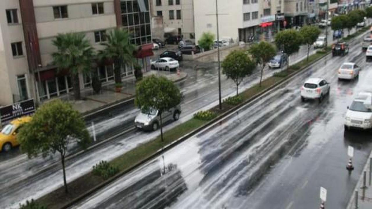 İzmir'de şiddetli yağış, yollar göle döndü
