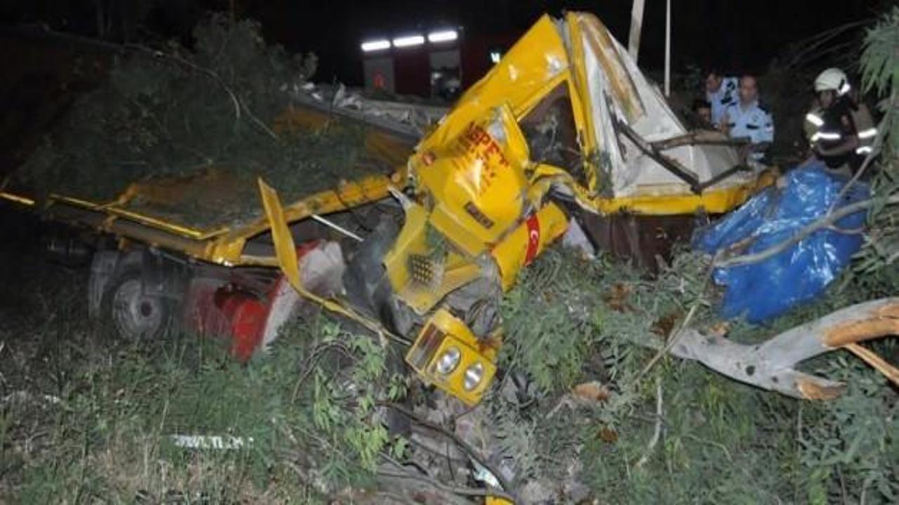 İzmir'de TIR şarampole devrildi: 1 ölü