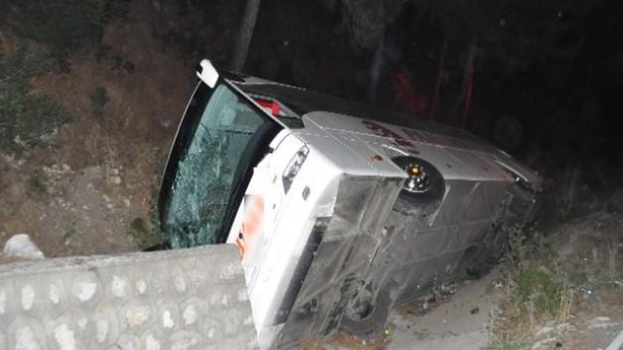 İzmir'de yolcu otobüsü devrildi: 2 yaralı