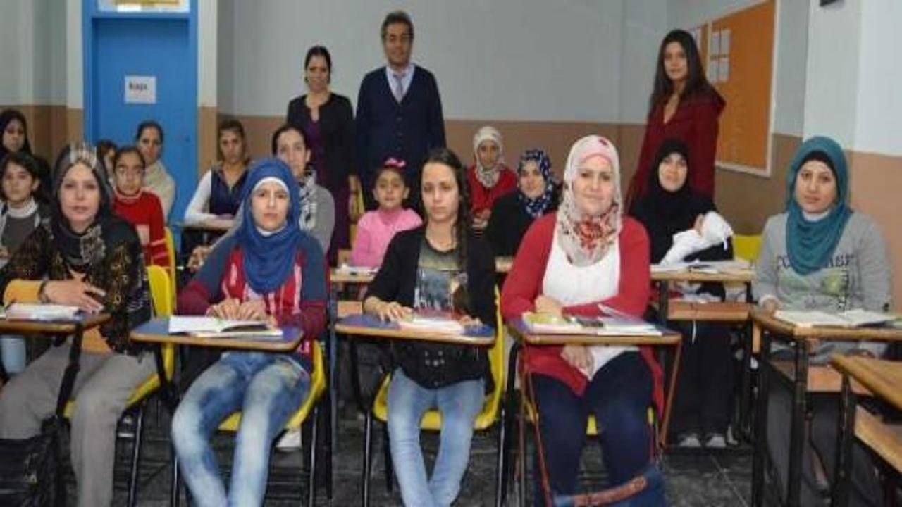 İzmir'deki Suriyelilere Türkçe dersi 