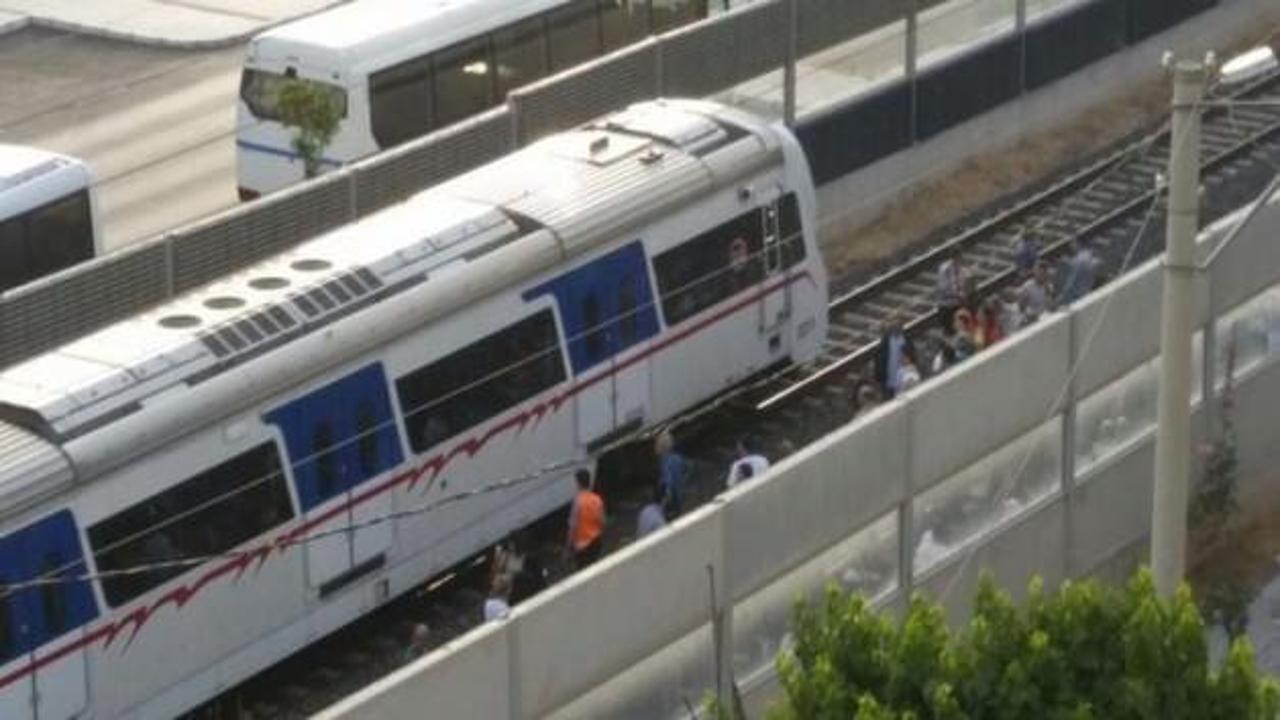 İzmir'de trenin üstüne beton parçası düştü