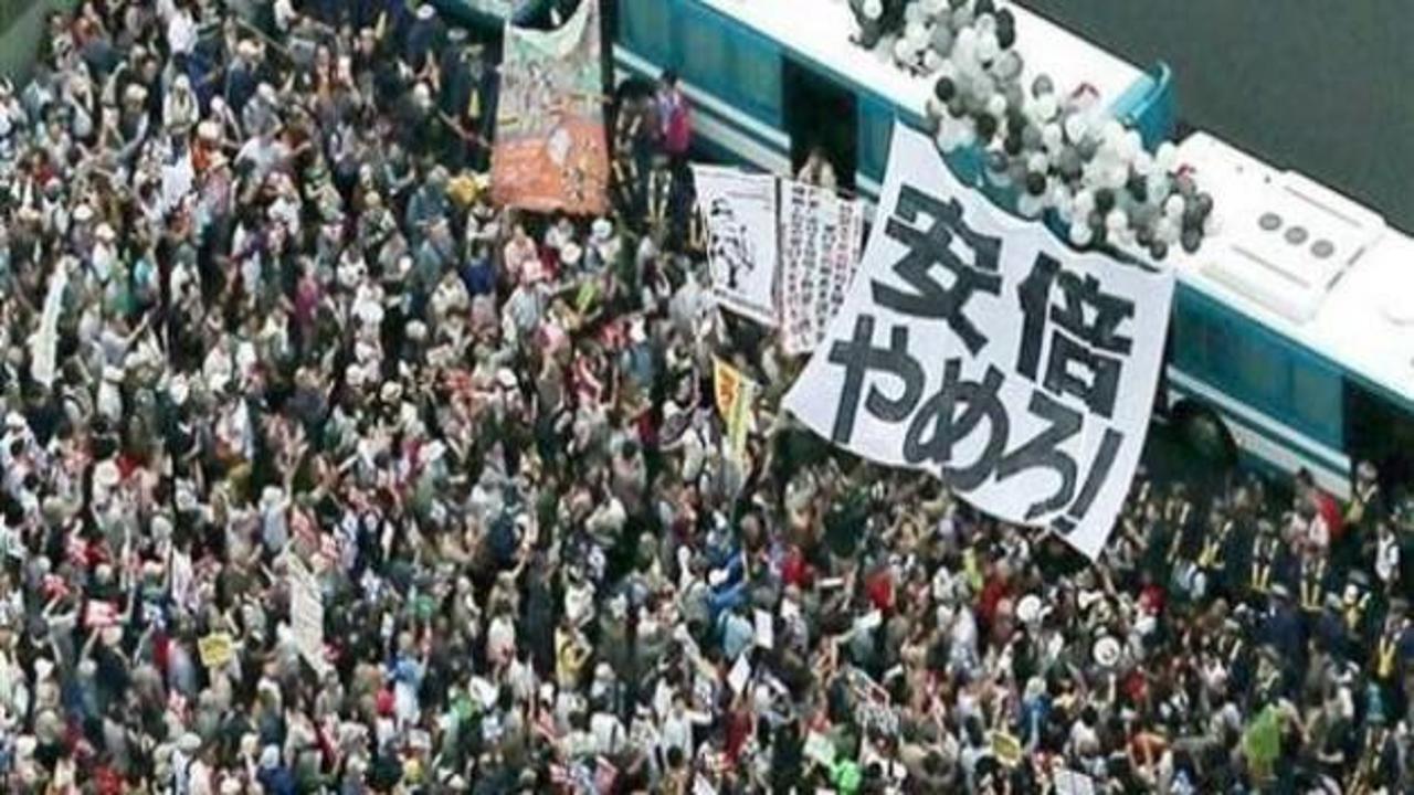 Japonya'da savaş karşıtları sokaklara döküldü
