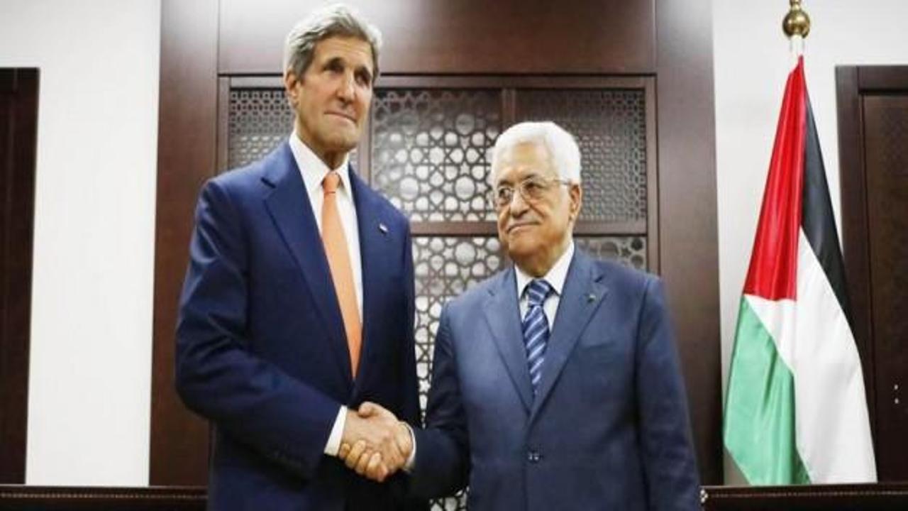 John Kerry ve Mahmud Abbas bir arada