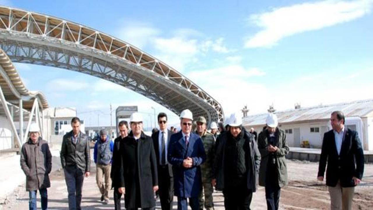 Kafkaslara açılan sınır kapısı gün sayıyor