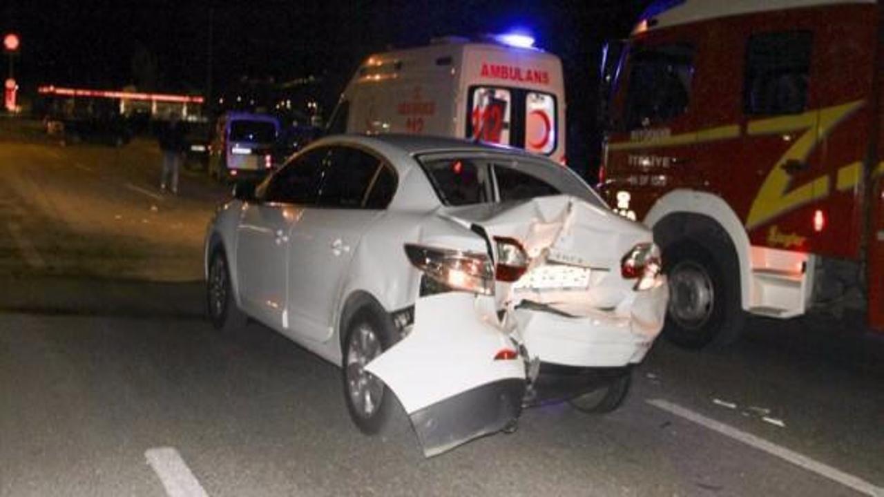 Kamyon ile otomobil &ccedil;arpıştı: 1 &ouml;l&uuml;, 4 yaralı