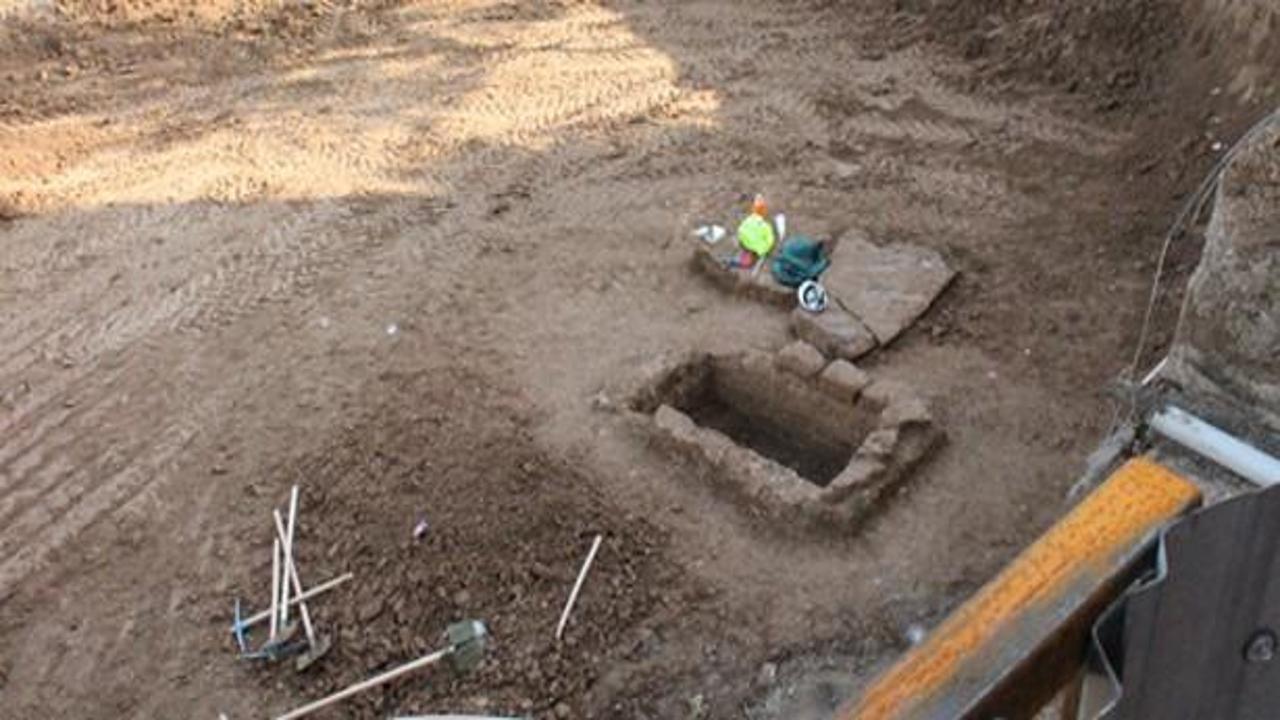 Kanalizasyon kazısı tarihi mezarı ortaya çıkardı