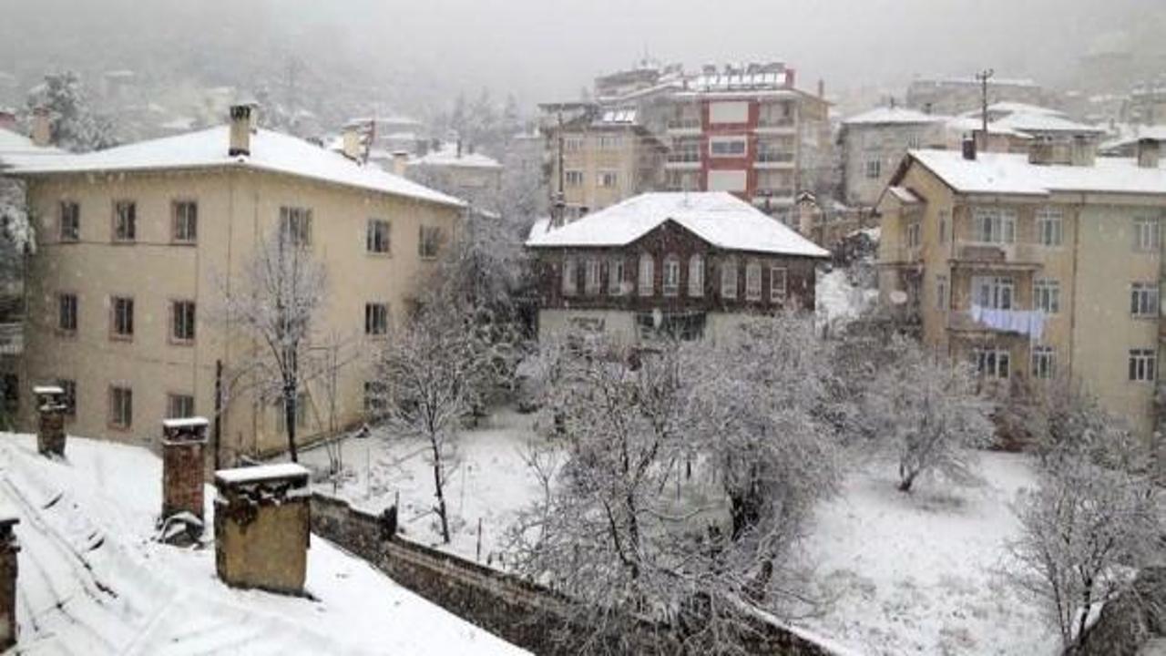 Kar yağınca okullar tatil edildi