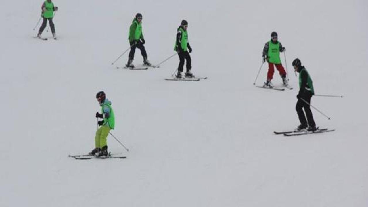Kar yağışı altında kayak keyfi