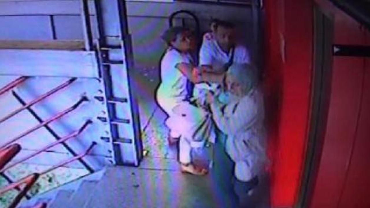 Asansör kavgasında kadını dövdü!