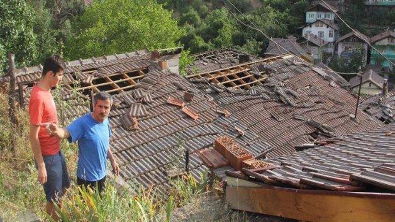Karabük'te fırtına çatıları uçurdu 