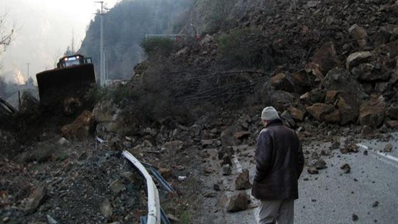 Karabük'te heyelan: Zonguldak yolu kapandı