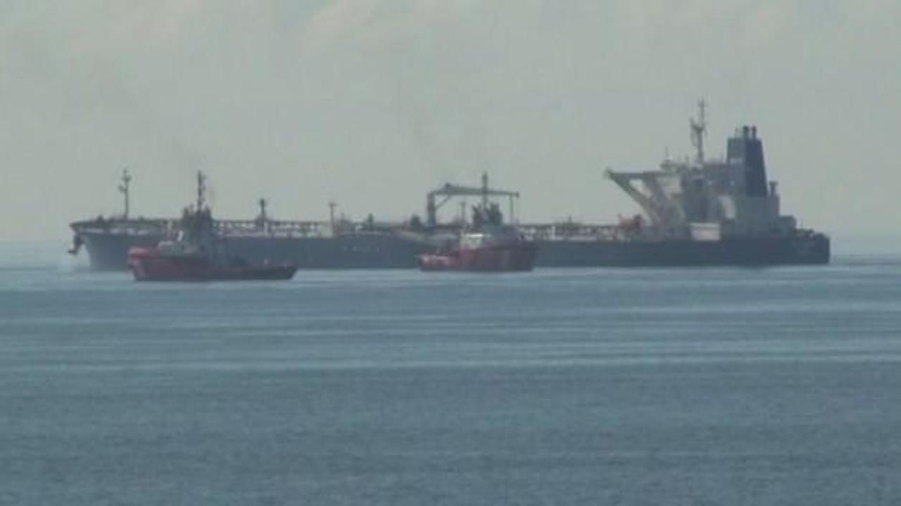 Karaya oturan petrol yüklü tanker kurtarıldı