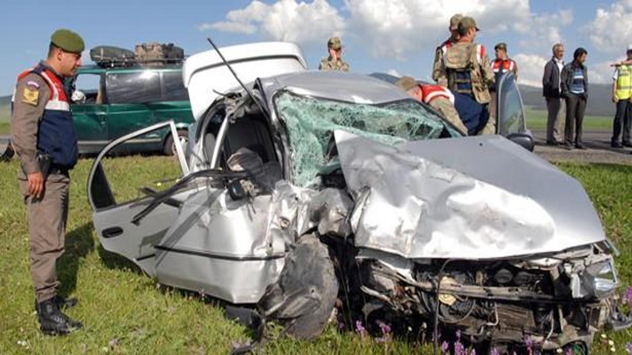 Kars'ta trafik kazası: 2 ölü, 14 yaralı