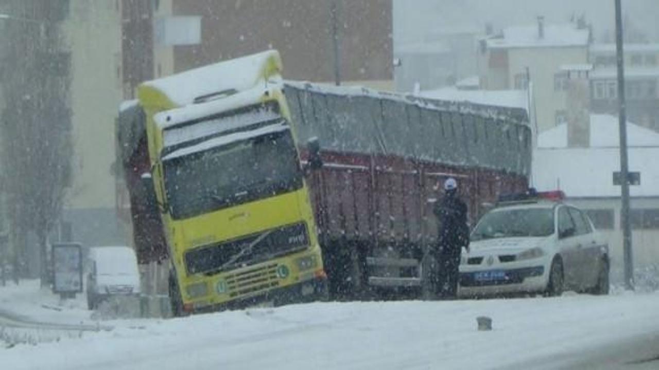 Kars'ta ulaşıma kar engeli!