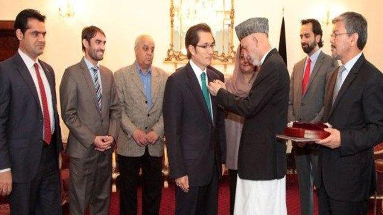 Karzai'den danışmana devlet madalyası