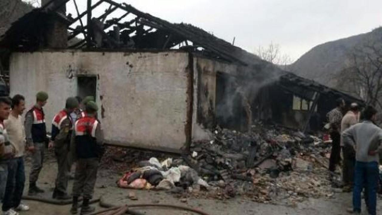 Kastamonu'da 3 ev 1 samanlık yandı