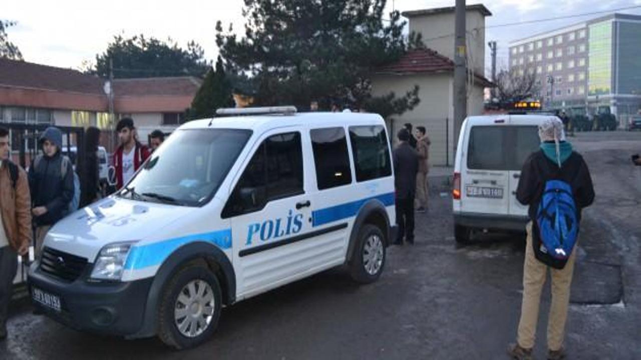 Kazan dairesi görevlisi okulda intihar etti