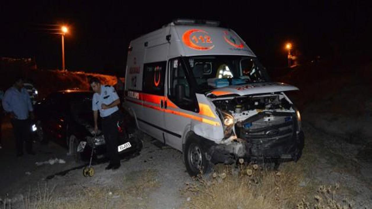 Ambulans ve otomobil çarpıştı: 6 yaralı