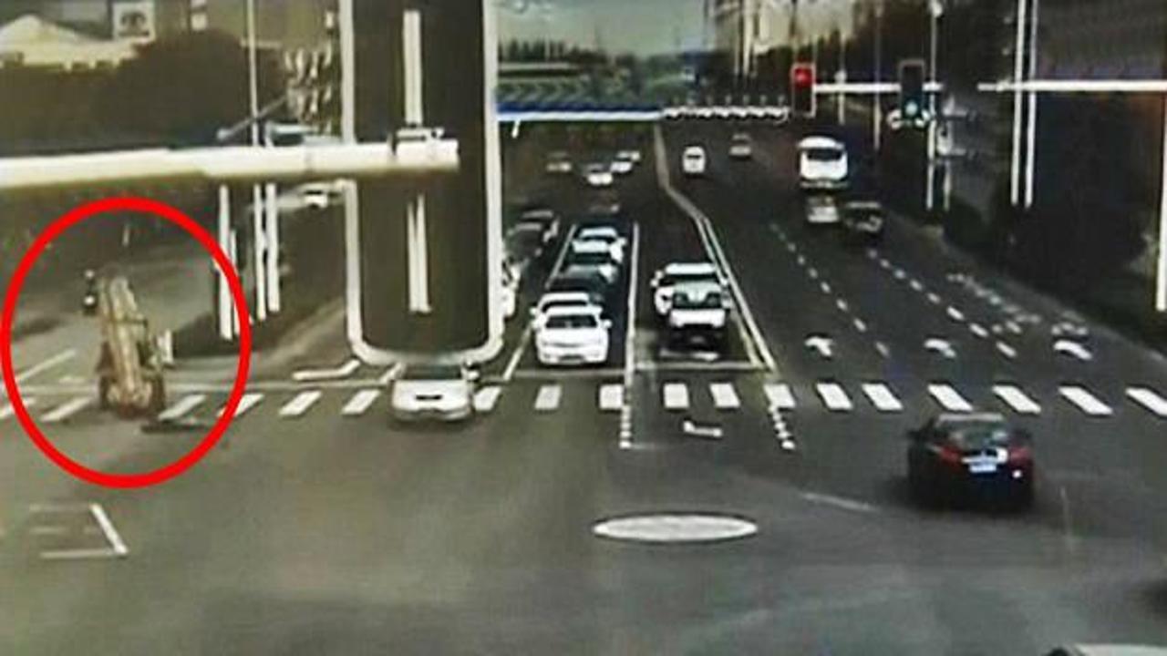 Kendi kullandığı trakt&ouml;r&uuml;n altında kaldı