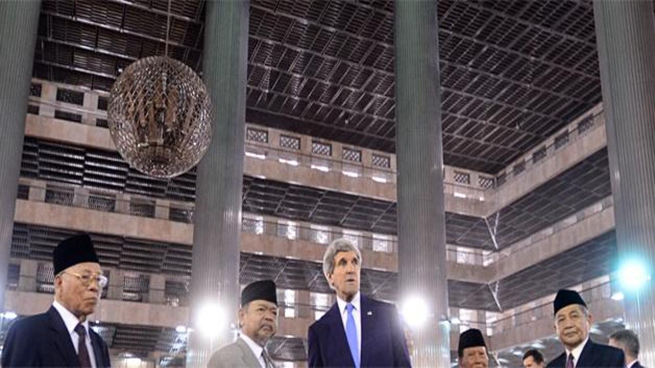 Kerry, Cakarta'daki İstiklal Camii'nde