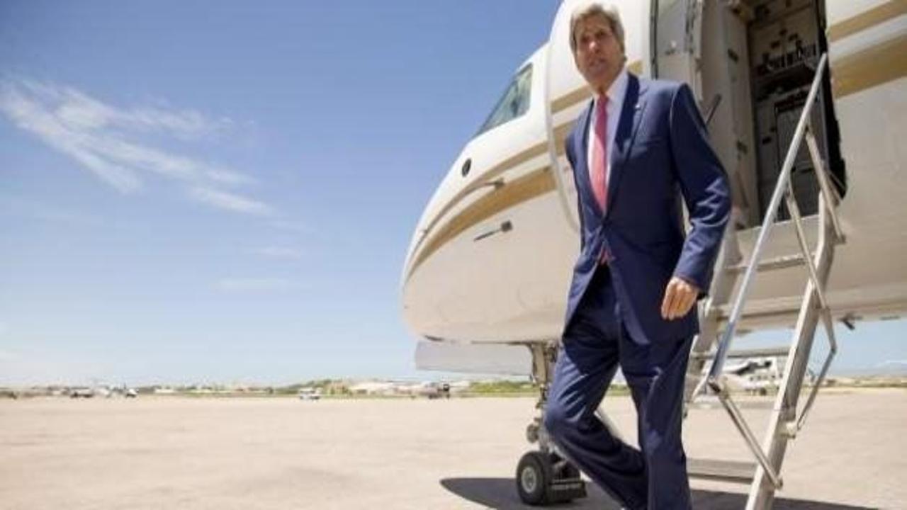 Kerry havaalanından ayrılamadı