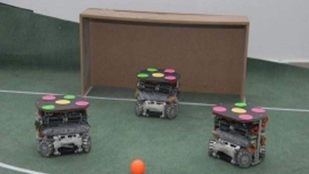 Kıbrıs ambargosunu robot futbolcular deldi