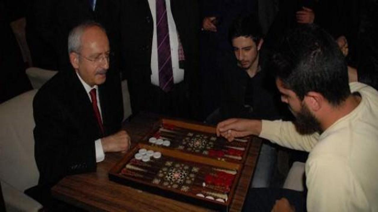 Kılıçdaroğlu gençlerle tavla oynadı